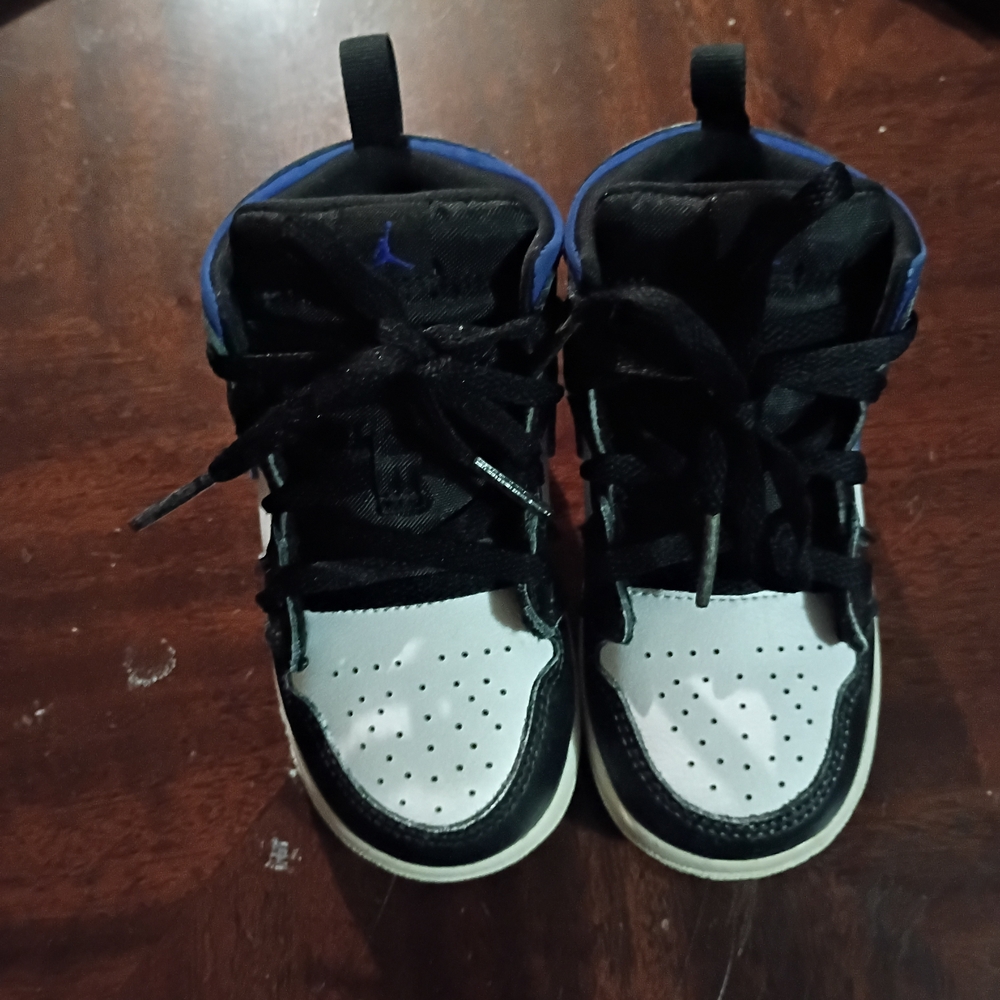 Nike Kids Black and White Sneakers with Blue Accents